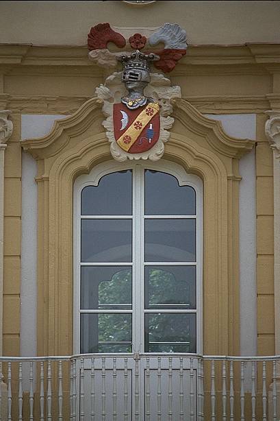 Balkon mit Wappen